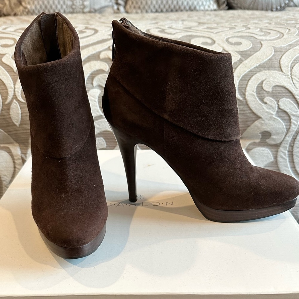 Steve Madden brown suede ankle boots, size 6